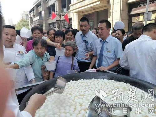 楚菜大师进社区 四千颗鱼圆一锅煮