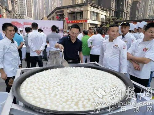 楚菜大师进社区 四千颗鱼圆一锅煮