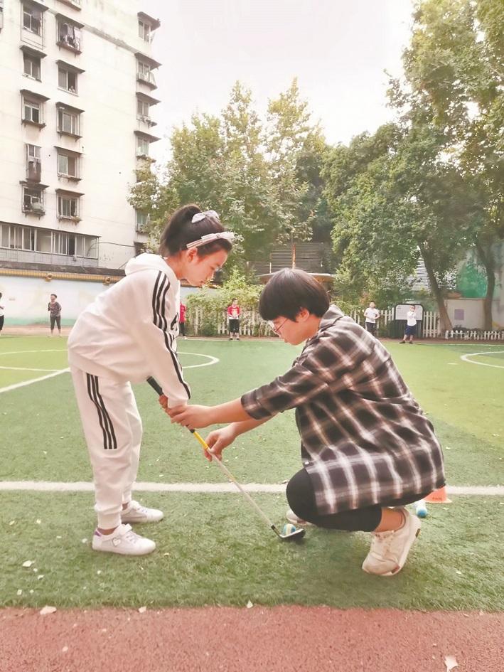 学生在学习高尔夫