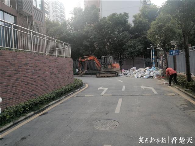 小区建足球场渣土车往来扰民，建设方称月底完工，尽量减少影响