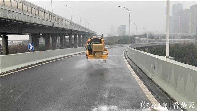 抛洒融雪剂1500多吨，铺设草垫麻袋近7万条，江城启动三级响应战雨雪保安全