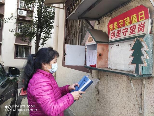 自掏腰包送汤水、理发、买药样样包办，这群“夕阳红”帮扶队暖了空巢老人心