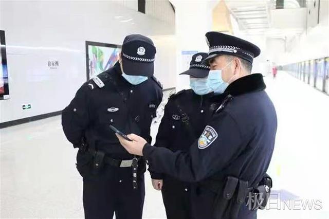 21年警营生涯最后一个工作日，60岁老民警如愿收到志愿服务证书