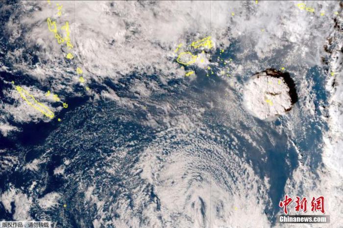 图为日本气象卫星“Himawari-8”所拍摄的汤加火山喷发景象。