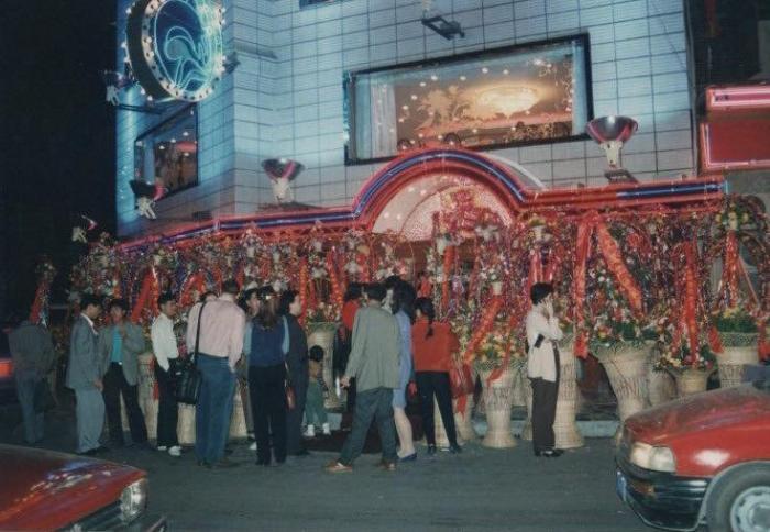 电视剧《繁花》开播后，不少上海观众在朋友圈晒旧照，回忆20世纪90年代黄河路的繁华景象。图为1992年10月，位于黄河路的“笠笠酒家”开业的场景。受访者供图