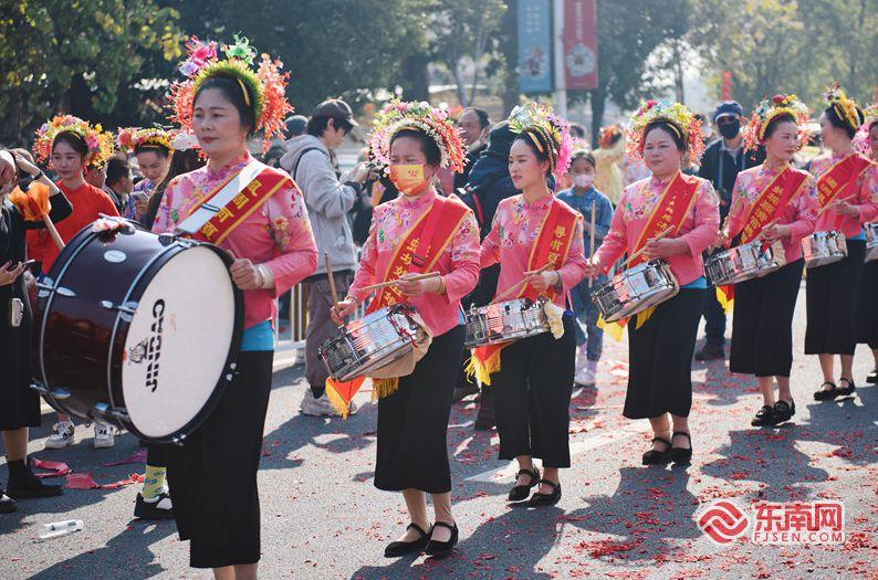 ▲蟳埔女身着特色服饰。 林婕 摄。(图片来源：东南网)