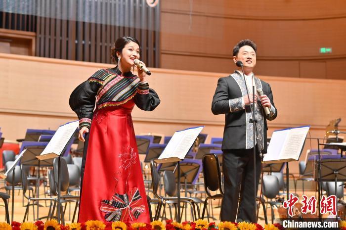 1月17日晚，越南歌唱家杜氏清花(左)演绎歌曲《真情共飞跃》。俞靖 摄