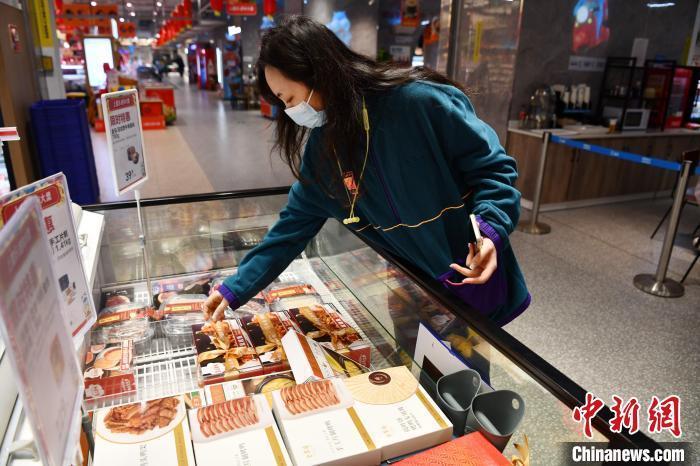 资料图：顾客选购“年夜饭”预制菜。　张浪 摄