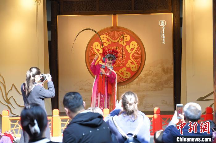 春节假期，福建省实验闽剧院演员在福建民俗博物馆演出折子戏《双娇公主》。福建省实验闽剧院供图