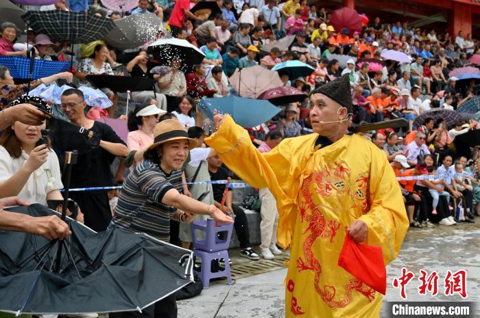 6月21日，分龙节祈福仪式上，民众接福米。　俞靖 　摄