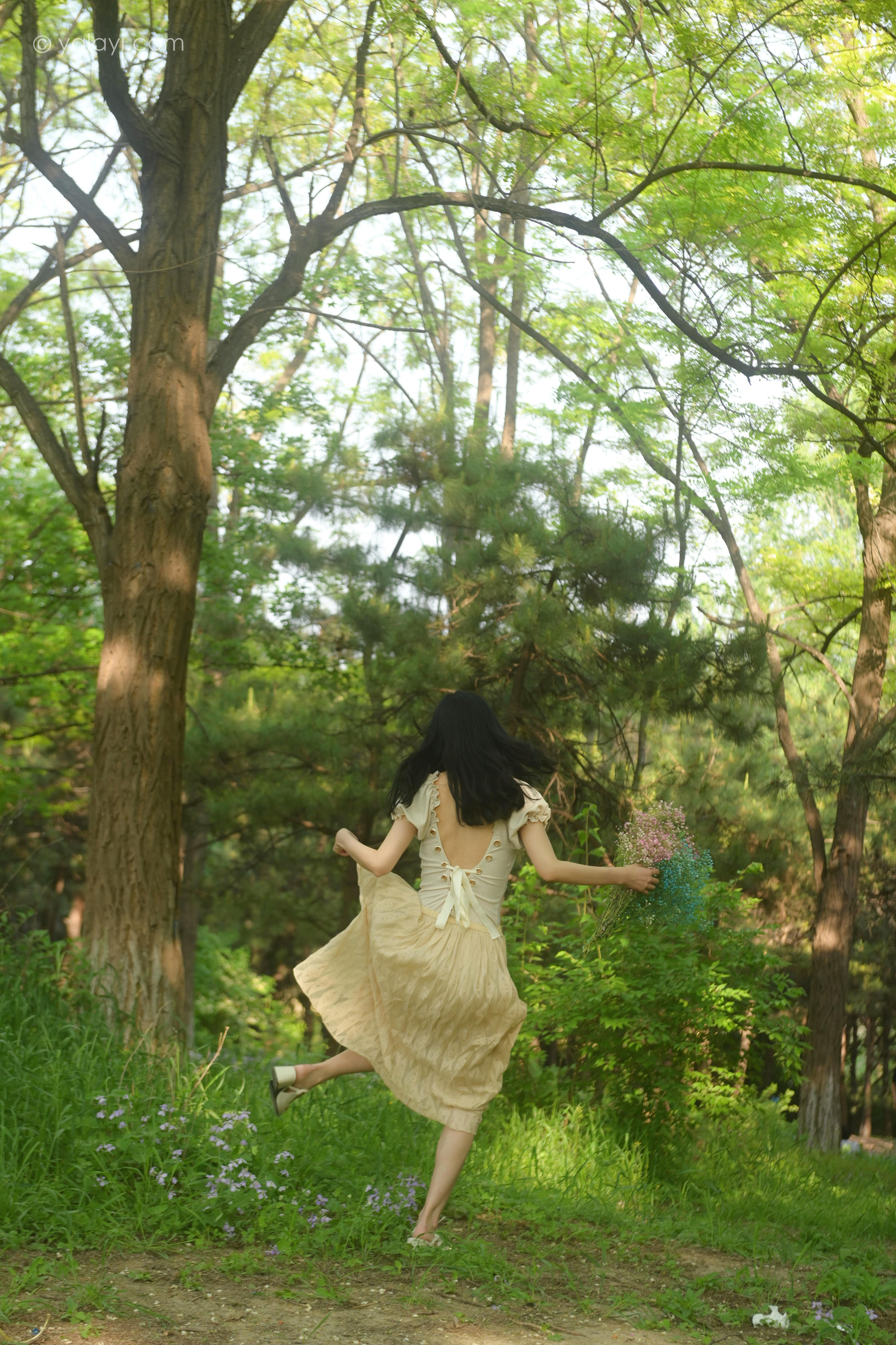 [YALAYI雅拉伊]2022.06.15 气息 佳佳 白色裸背短袖加黄色长裙清纯写真集