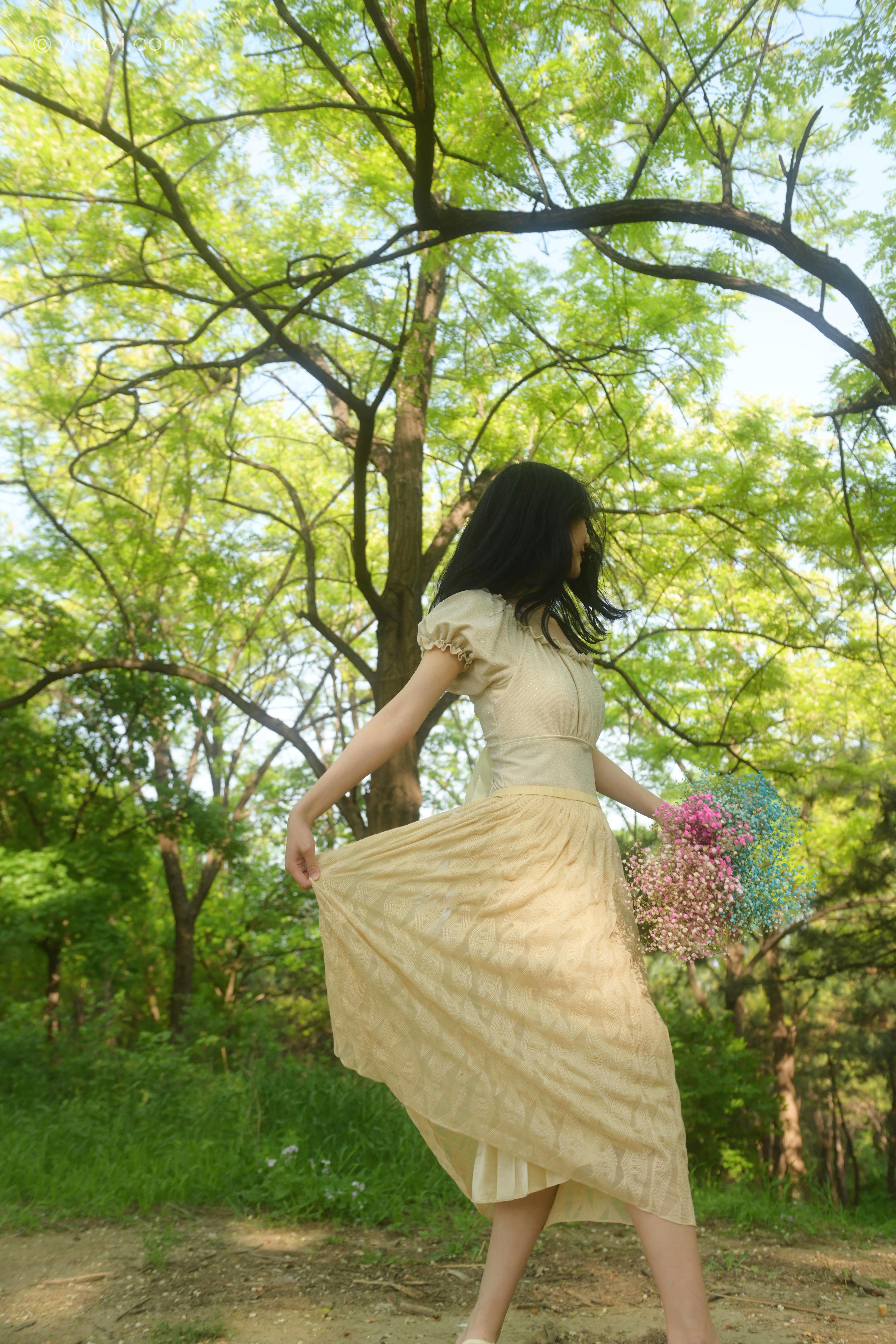 [YALAYI雅拉伊]2022.06.15 气息 佳佳 白色裸背短袖加黄色长裙清纯写真集