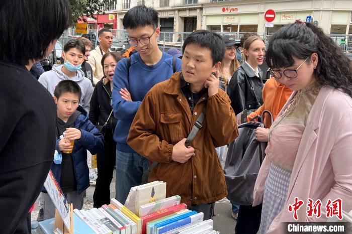 4月，五楼生活中文书店联合华人奶茶品牌，将“流动的中文报刊亭”搬上巴黎街头。(受访者供图)