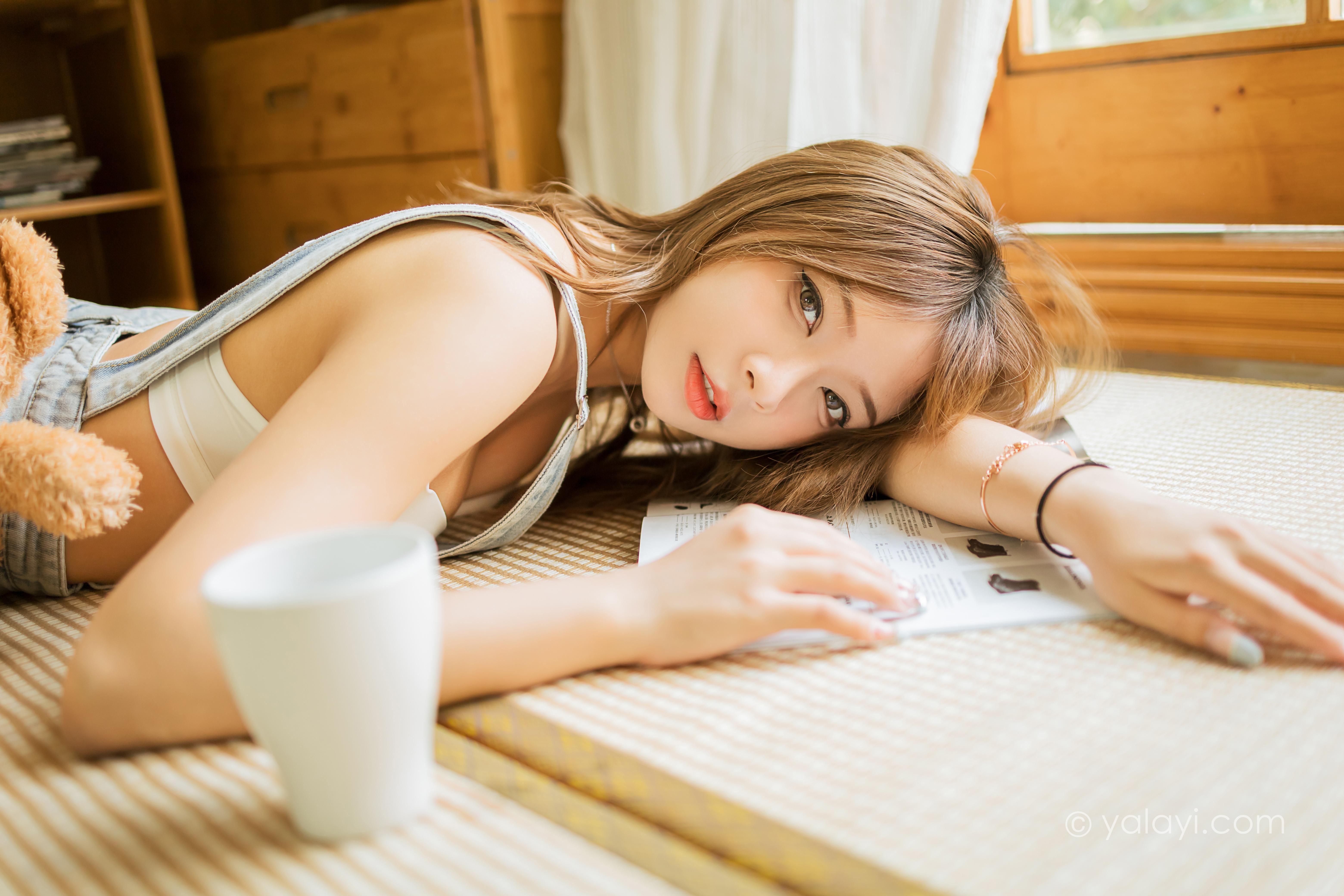 [YALAYI雅拉伊]2022.08.03 我家女友 阿禾 背带短裤加白色内衣居家性感私房写真集