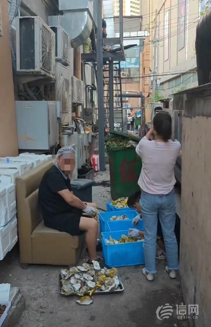 在垃圾桶旁露天加工海鲜 1903烧烤海鲜大排档承诺将整改