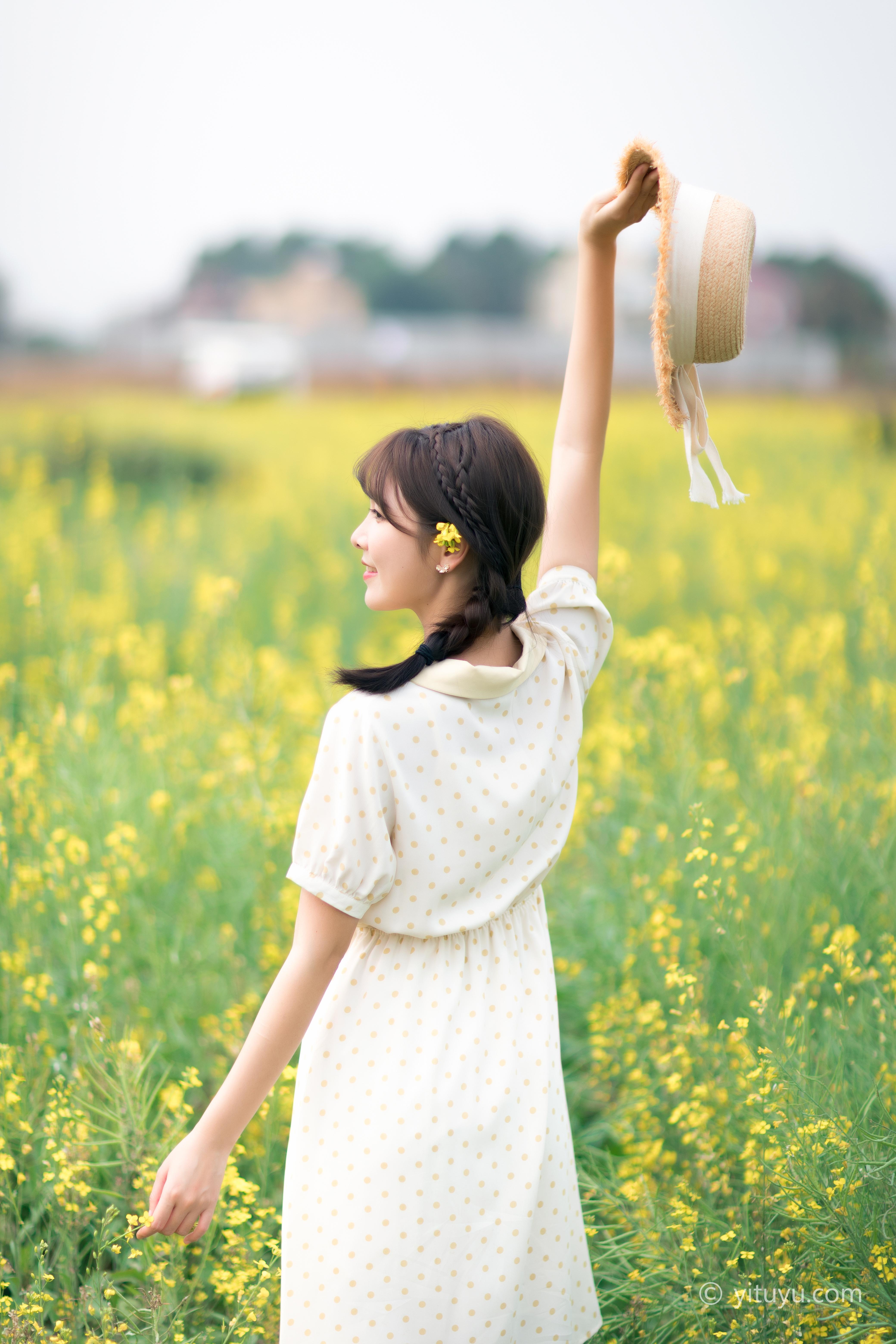 [YITUYU艺图语]2021.04.01 生如夏花 湘湘 白色连衣裙油菜园清纯写真集