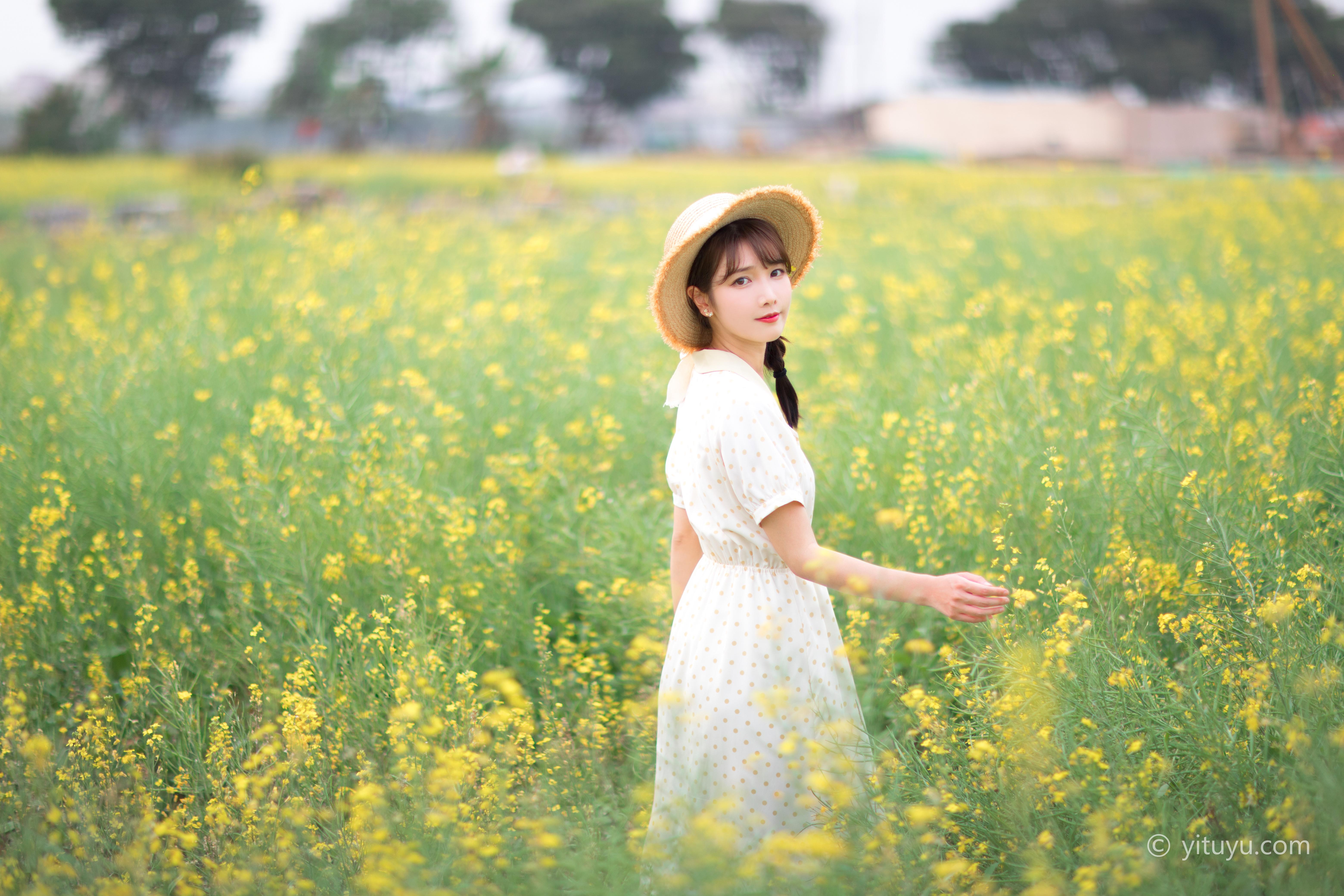 [YITUYU艺图语]2021.04.01 生如夏花 湘湘 白色连衣裙油菜园清纯写真集