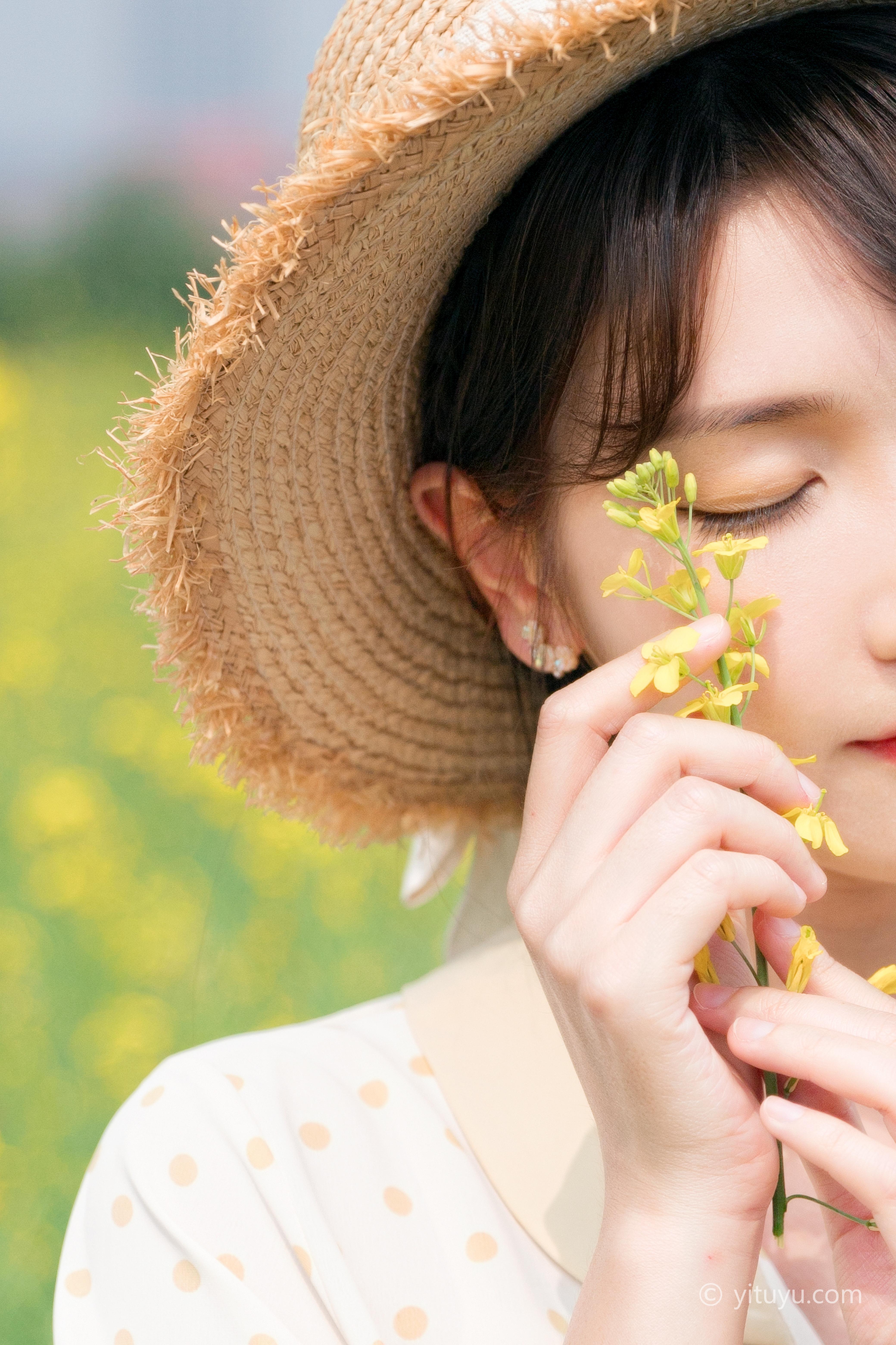 [YITUYU艺图语]2021.04.01 生如夏花 湘湘 白色连衣裙油菜园清纯写真集