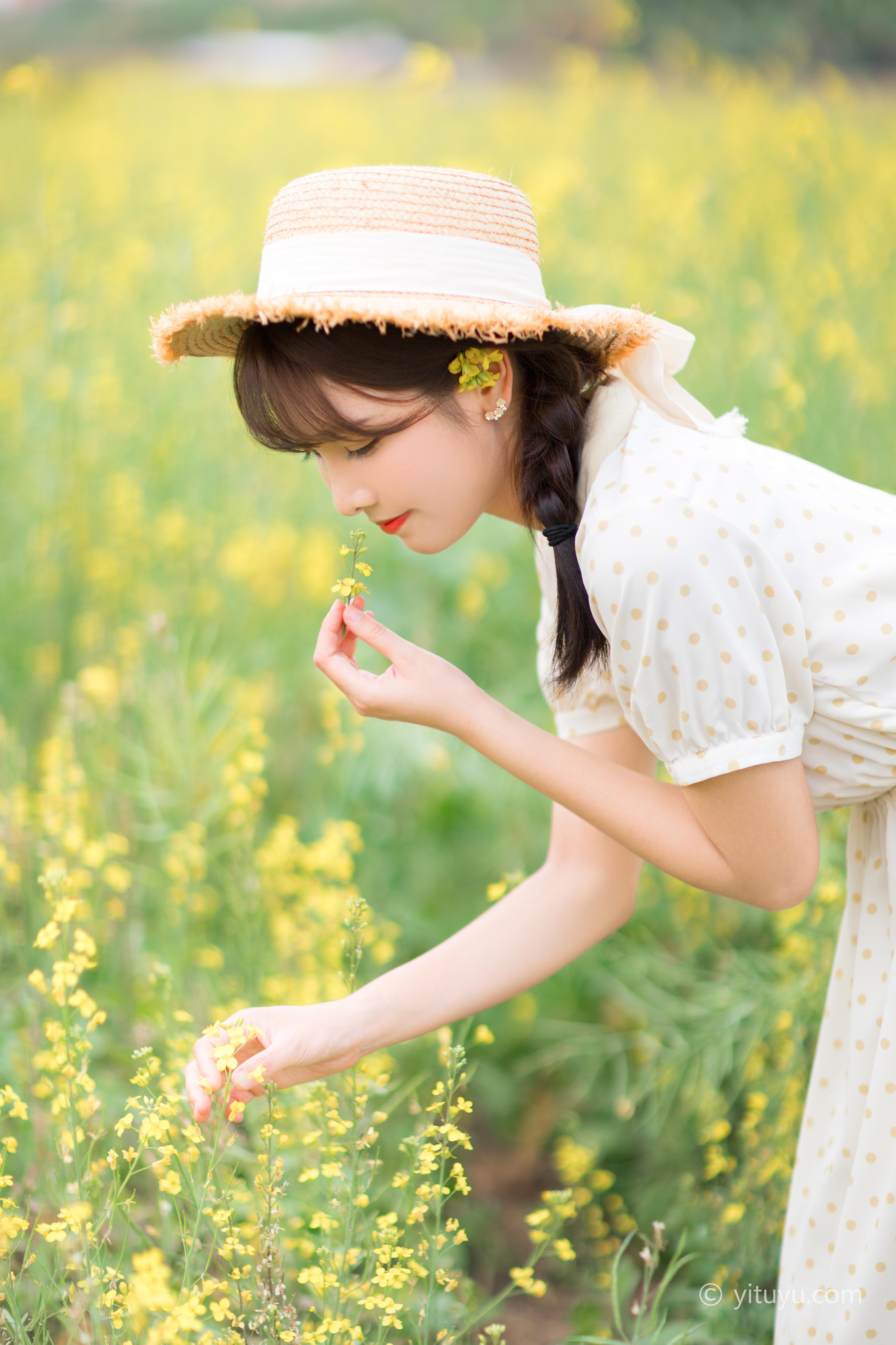 [YITUYU艺图语]2021.04.01 生如夏花 湘湘 白色连衣裙油菜园清纯写真集