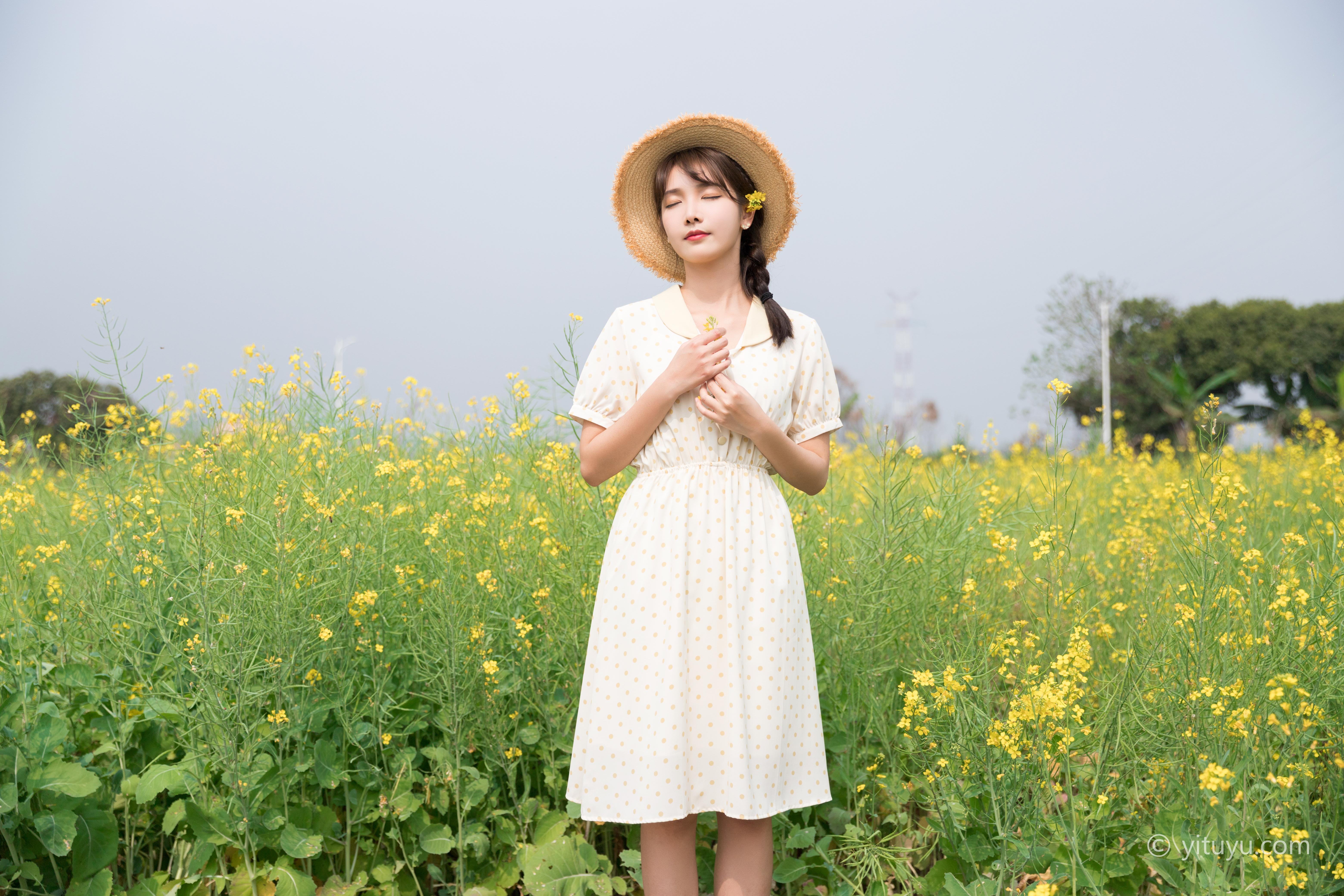 [YITUYU艺图语]2021.04.01 生如夏花 湘湘 白色连衣裙油菜园清纯写真集