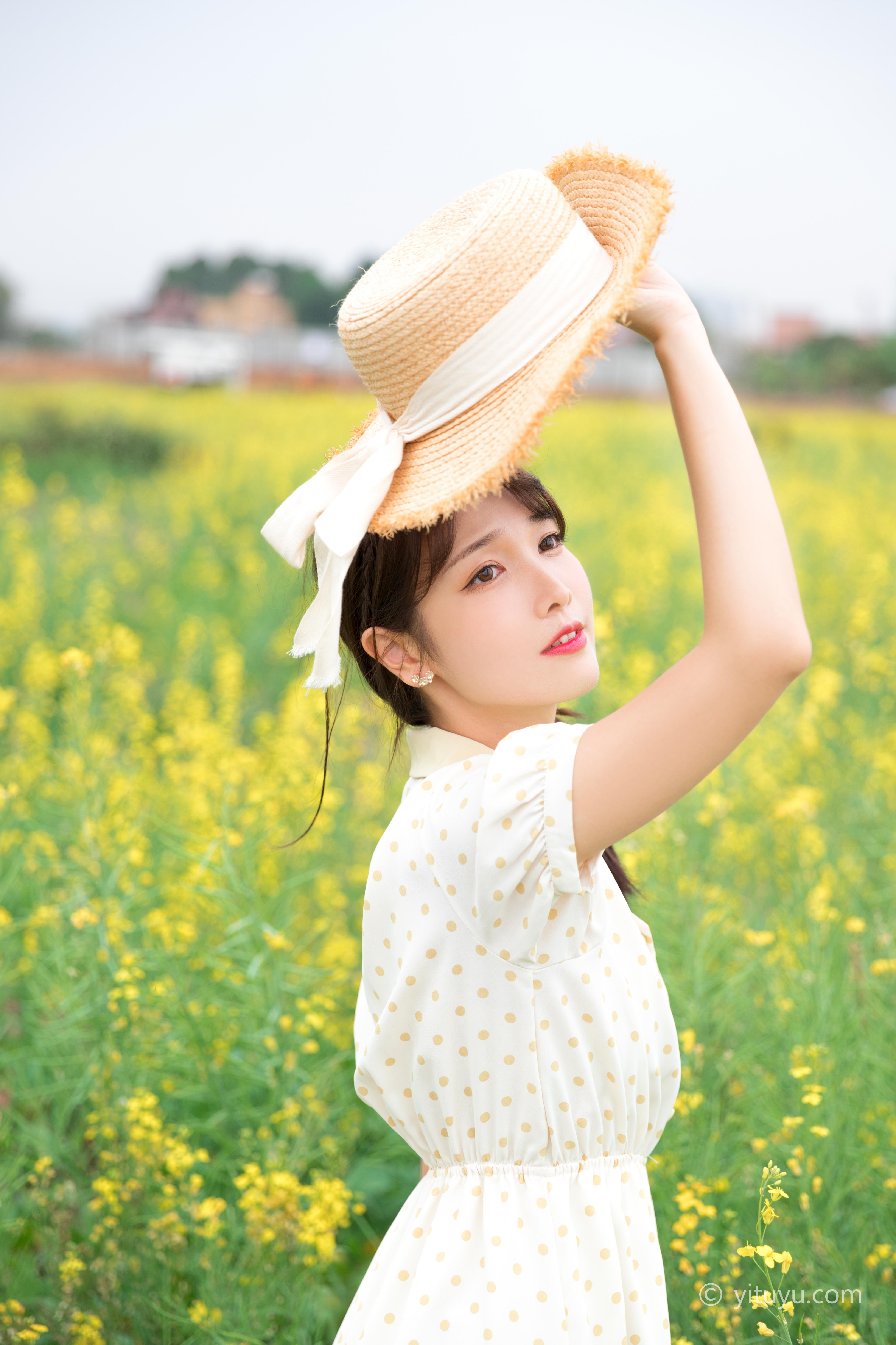 [YITUYU艺图语]2021.04.01 生如夏花 湘湘 白色连衣裙油菜园清纯写真集