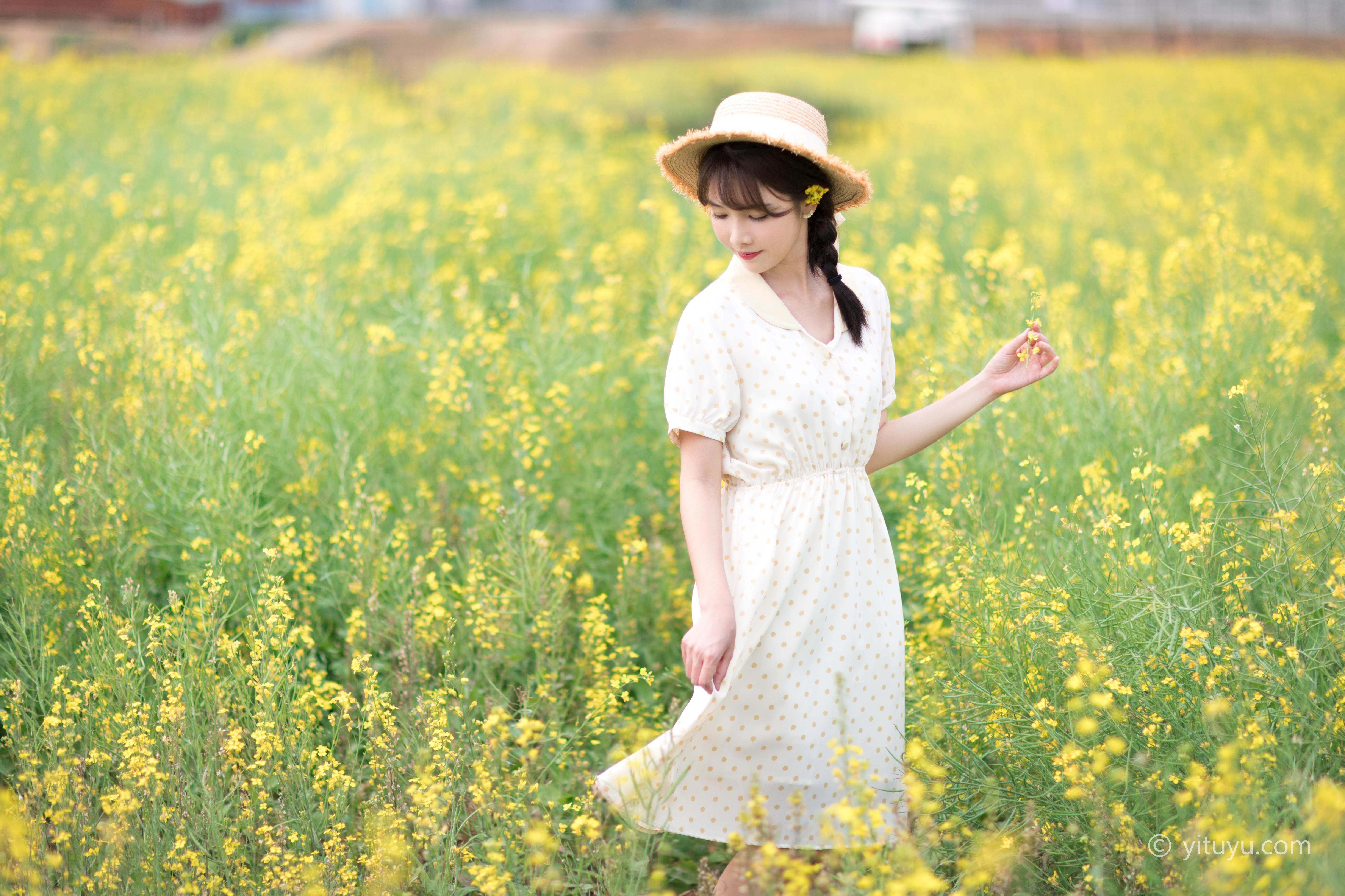 [YITUYU艺图语]2021.04.01 生如夏花 湘湘 白色连衣裙油菜园清纯写真集