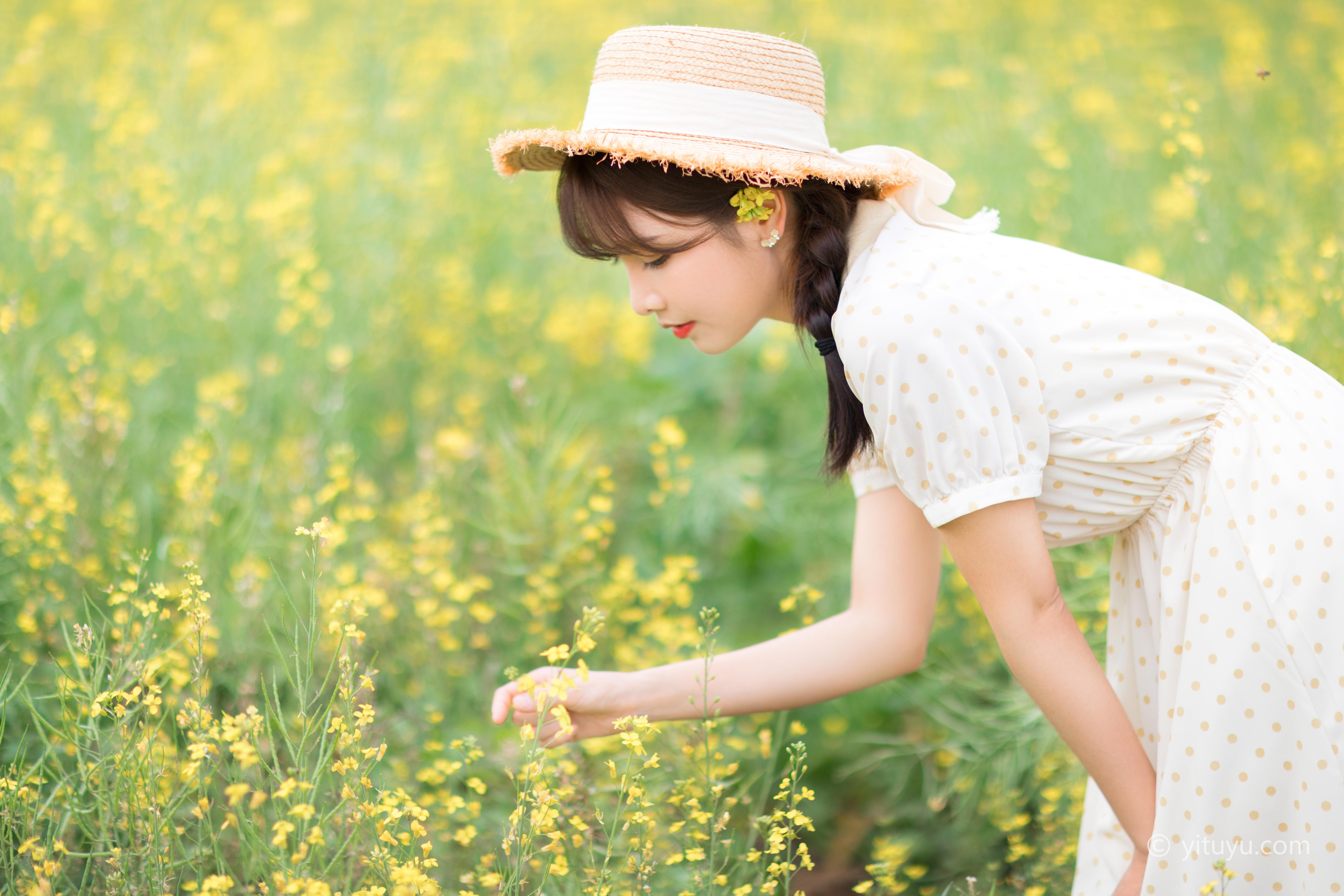 [YITUYU艺图语]2021.04.01 生如夏花 湘湘 白色连衣裙油菜园清纯写真集