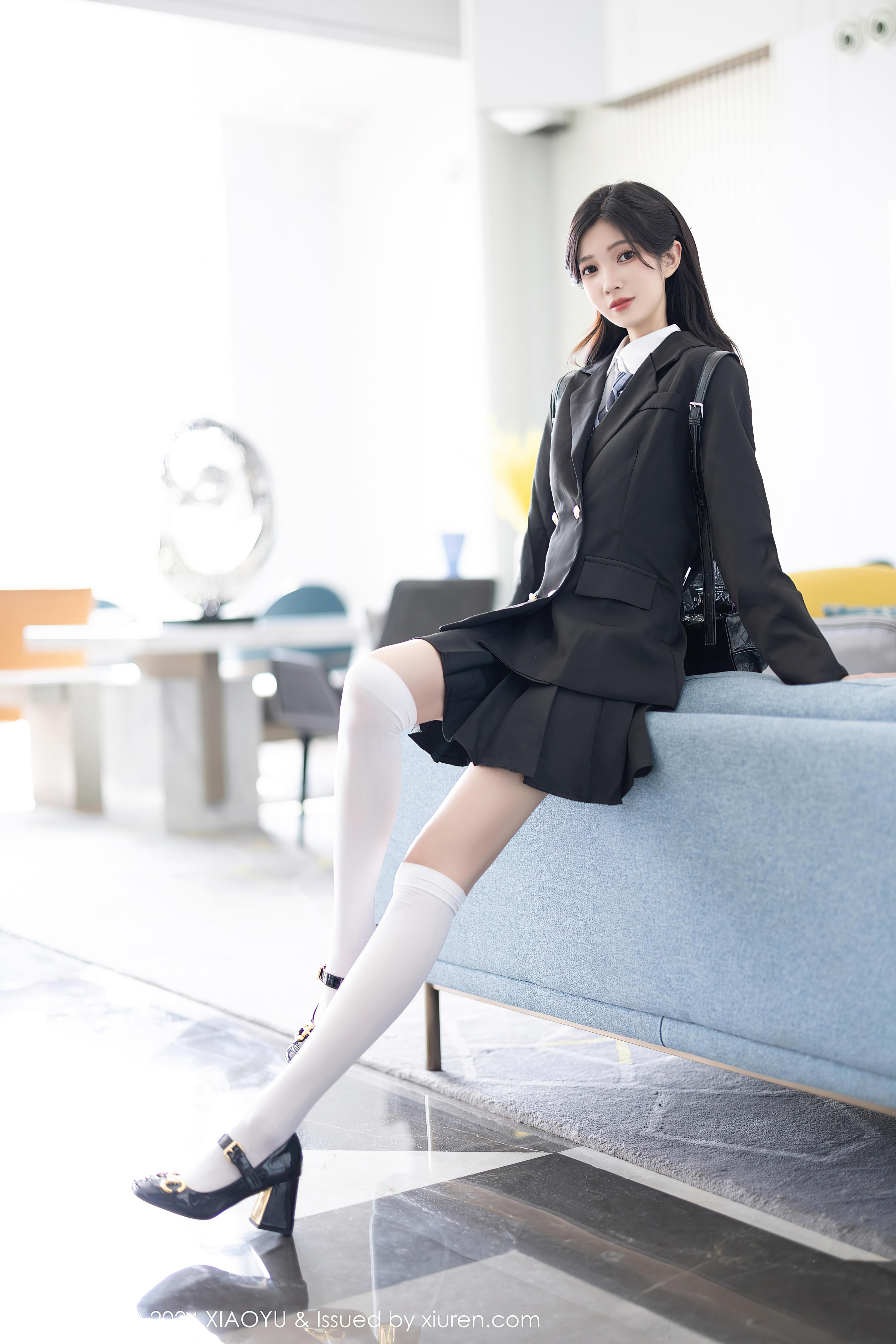 [XIAOYU语画界]2024.02.19 VOL.1204 程程程- 黑色OL制服与蕾丝内衣加白色丝袜美腿性感私房写真集