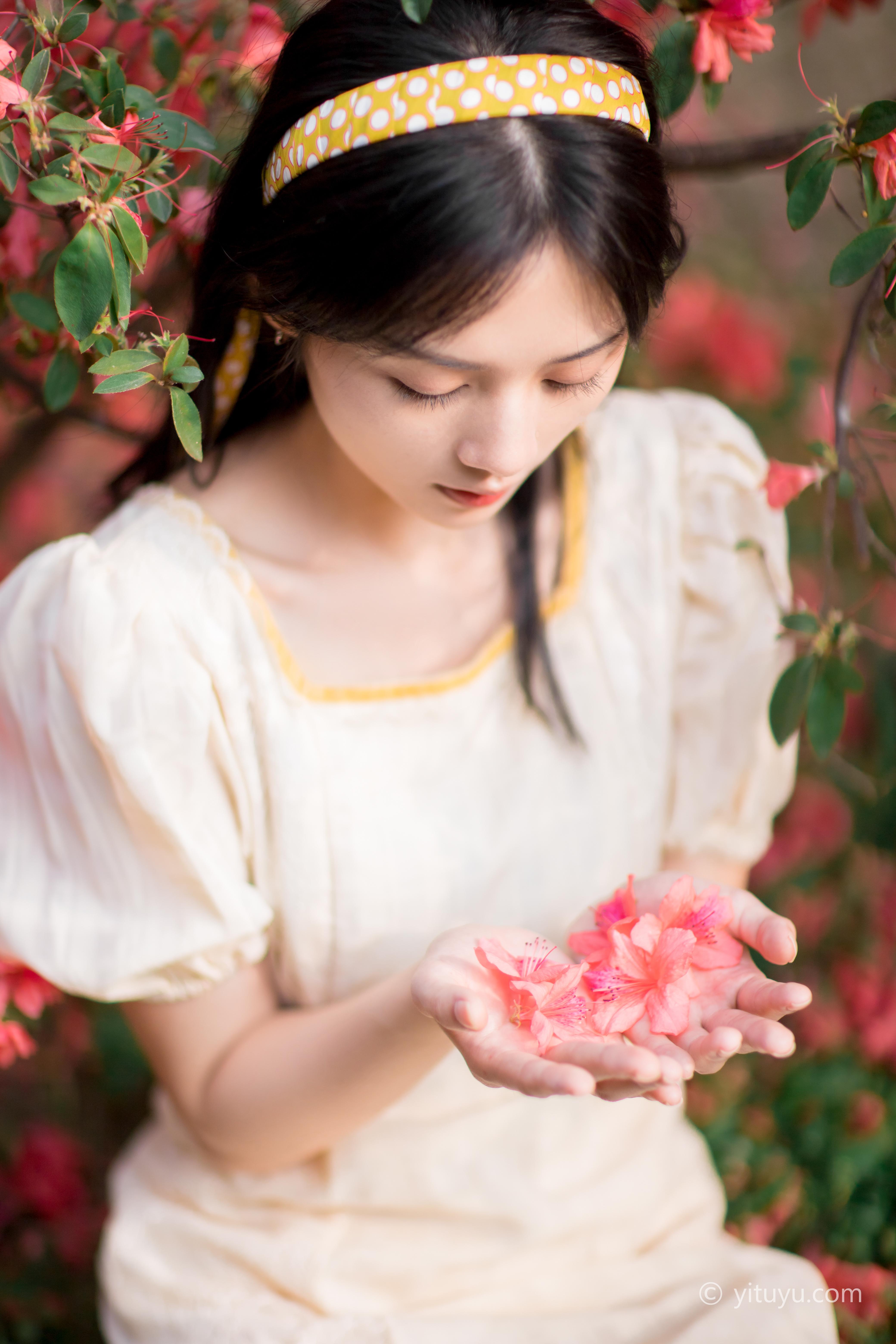 [YITUYU艺图语]2021.04.19 花间志 雨文 白色蕾丝连衣裙复古清纯写真集